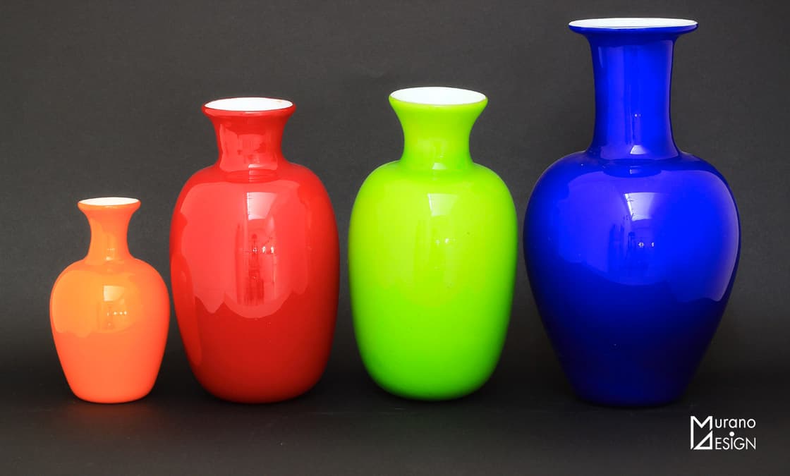 Vasi incamiciati arancione, rosso, verde e blu in vetro di Murano realizzati da Vetreria Murano Design