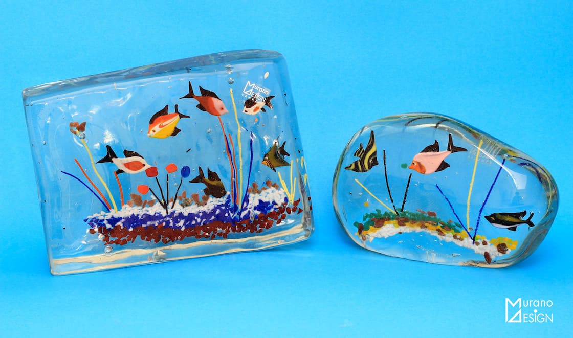 Acquari blu con pesci in vetro di Murano realizzati da Vetreria Murano Design