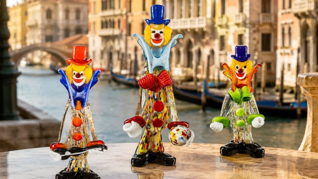 Pagliaccio in vetro di Murano inserito in un arredamento elegante